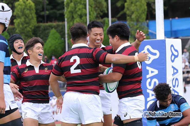 トライをあげた佐藤を祝福する長田主将、HO川崎、SH宮尾