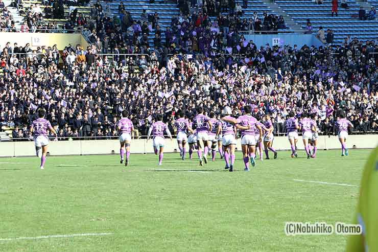 バックスタンドの応援団へ報告に走る