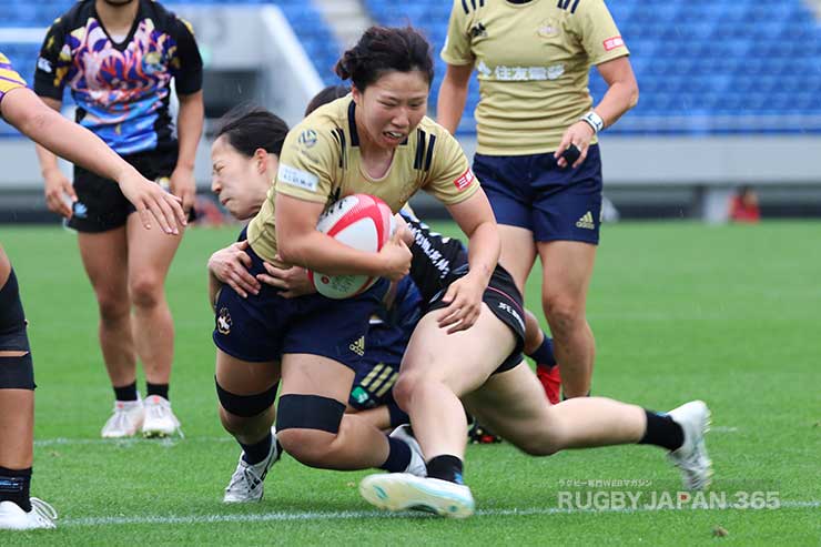 このチャンスに和田萌里がトライ5－12として前半を終えた.
