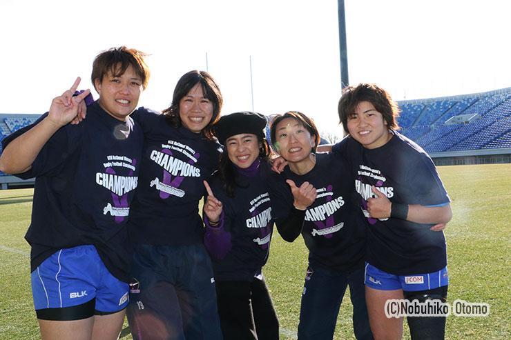 この試合で現役を引退する石川裕美(左から2人目)を労いに、昨季でチームを離れたOG萬羽愛美(中央)もかけつけた
