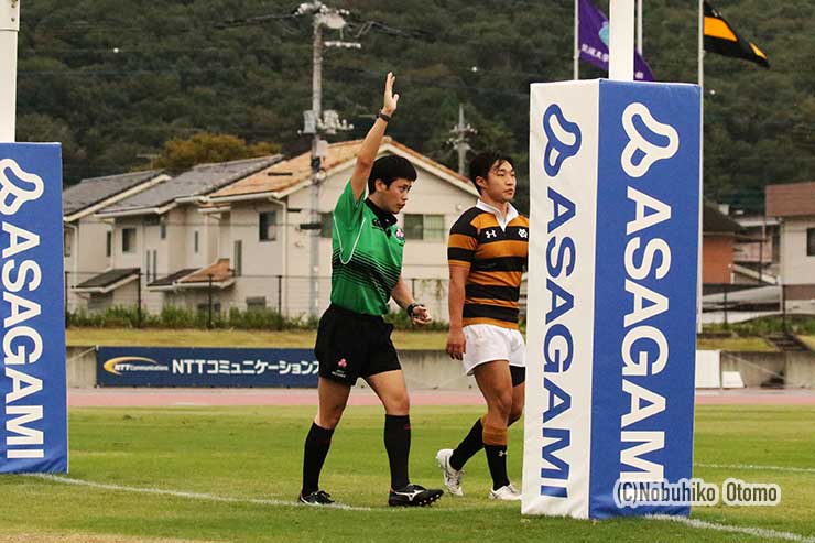 後半29分、筑波大はラインアウトモールを押し、慶大のコラプシングにより三井主審はペナルティトライを宣告