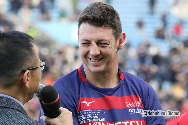 試合後のインタビューで、気さくな笑顔を見せる