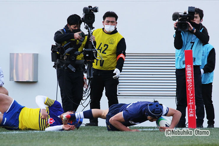 オフロードパスを受けた今野が左隅へ飛び込む。成章11小林のタックルを擦り抜けて左隅にトライ