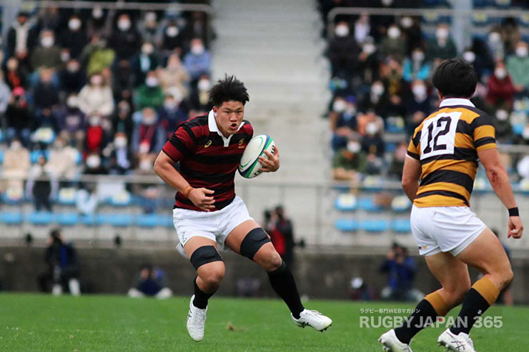 早稲田FL村田は、1年生ながらパワフルなプレーで縦の推進力を見せた。