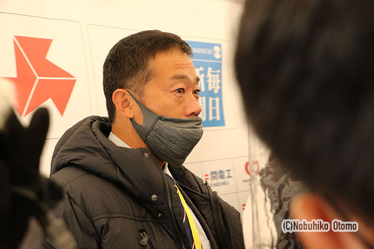 東福岡の藤田監督は時折声を詰まらせながら試合を振り返り、選手をたたえた