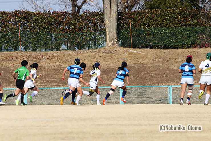 9分、グレースは初めて攻め込んだチャンスにCTB森本里菜が相手キックをチャージして自らトライ
