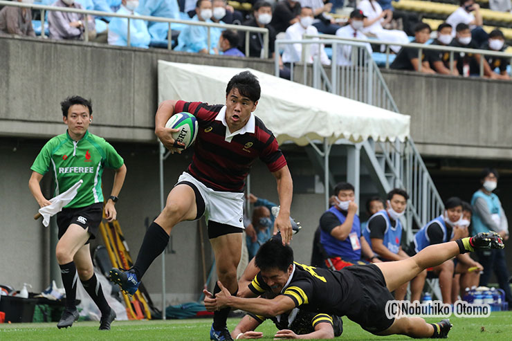 後半8分、早大WTB⑭槇が相手タックルを飛び越えてトライ