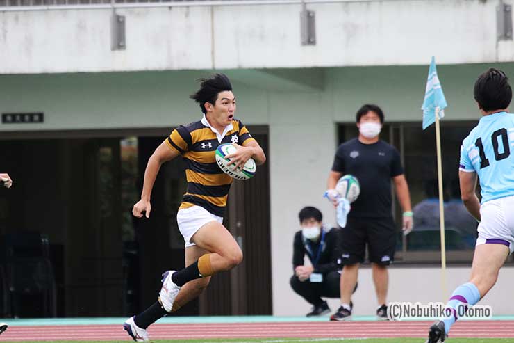 筑波大SH鈴村、SO浅見を抜き去り60mを独走。FB松永の追走を振り切りトライ。