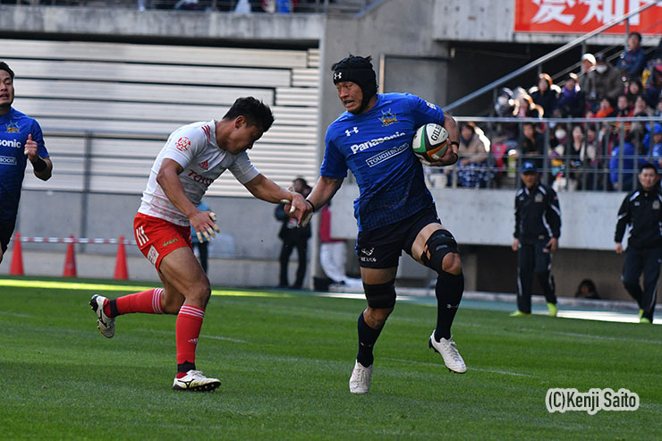 長谷川が自陣深くからスペースを走り抜けビッグゲイン