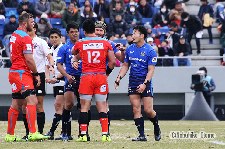 試合後、健闘をねぎらうクボタ立川主将とパナFWポーコックら