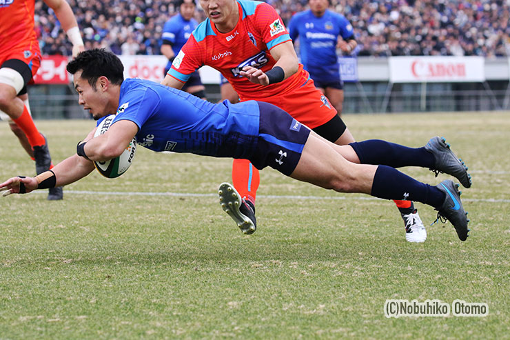 前半17分、S0山沢のキックパス-CTBライリーのタップバックを受けてパナソニックWTB福岡が両チーム初トライ