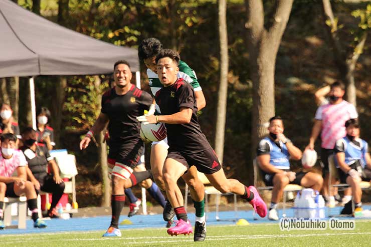 前半はキックに苦しんだSH前川だが後半8分にみごとなトライ