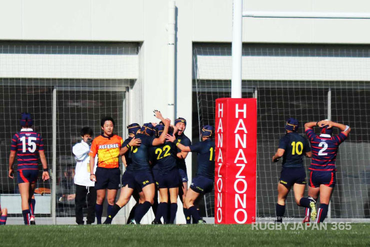 後半30分、敵陣深くのラックから、アドバンテージをもらった國栃。SO前田玲緒(2年)が裏のスペースを見てインゴールへキック。このボールに反応したWTB中里泰介(3年)がボールをグラウディングして試合を決めるトライ。28−12で國學院栃木が勝利した。