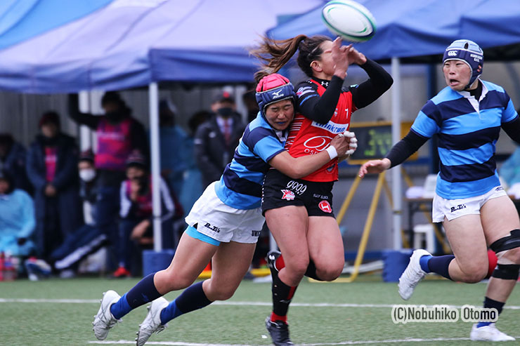 ゴールに迫るTKMフェニックス鈴木実沙紀を日体大CTB人羅美帆が懸命のタックルを浴びせゴール前で落球させる。日体大のカバーディフェンスは見事だった
