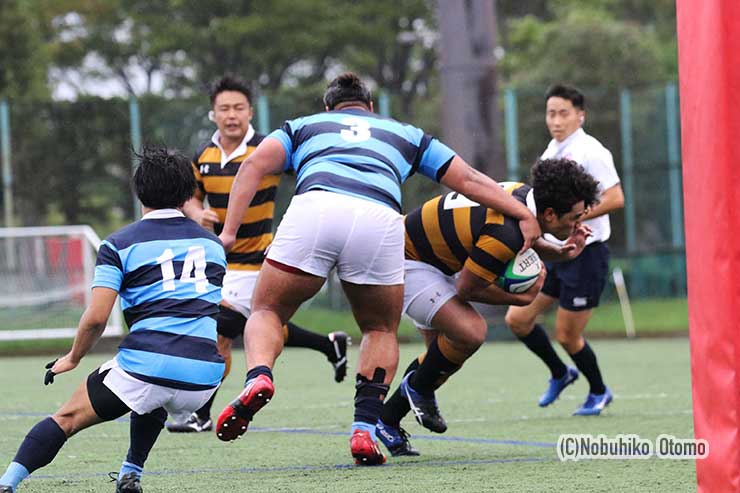 後半3分、慶大はCTBエノサが相手PRリサラのタックルを外し、ゴールポスト根元に腕を伸ばしてトライ