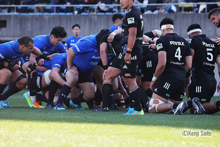 後半、スクラムでパナソニックが圧倒。優位に試合を進めた