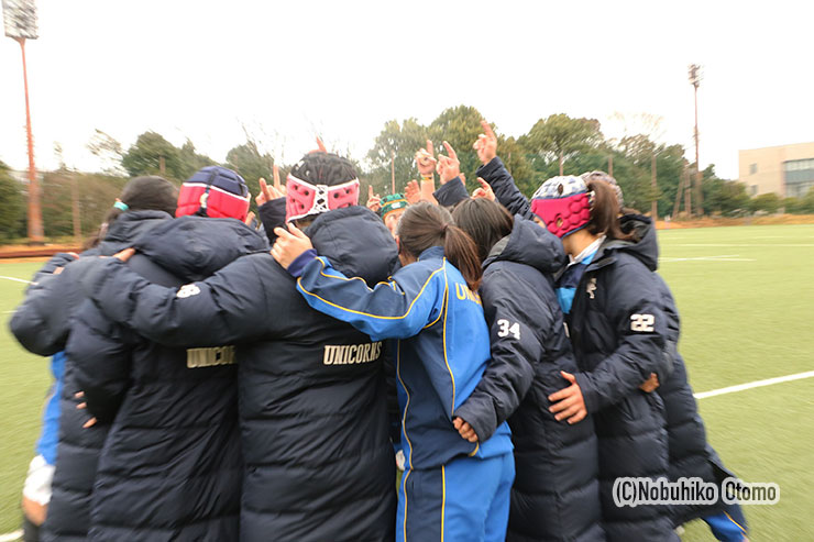 試合前、円陣を組んで気勢を上げる日体大