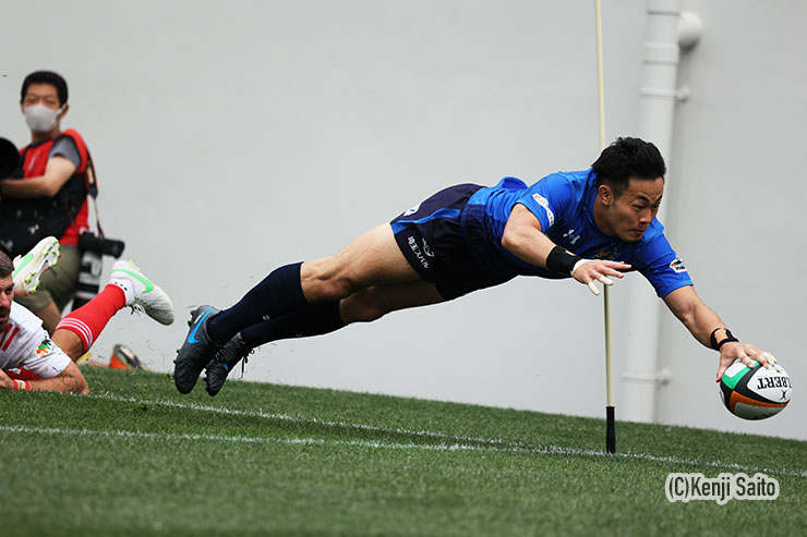 1本目のトライは、試合開始直後のノーホイッスルトライ