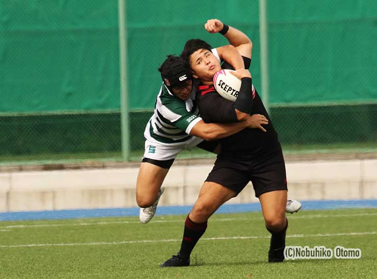 専大は日大エースWTB水間に猛プレスをかけるが、勢いあまってペナルティーをおかす場面も