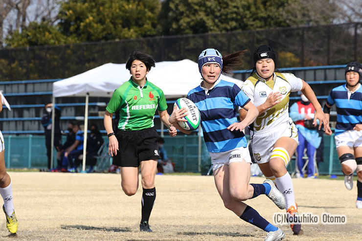 前半キックオフ直後、日体大WTB南がステップを効かせて相手陣深くへビッグゲイン