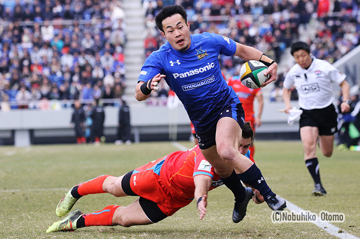 続く21分、ハーフウェーから福岡が3人抜き50m独走のトライを決める
