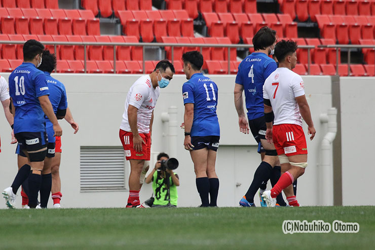 試合後、筑波大の先輩、彦坂とは気をつけで挨拶