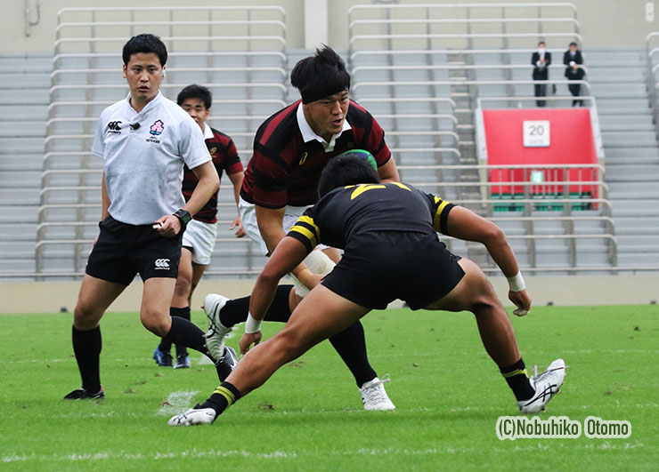 後半21分、早大は途中出場で入ったばかりの1年生FL村田がパワフルに突破