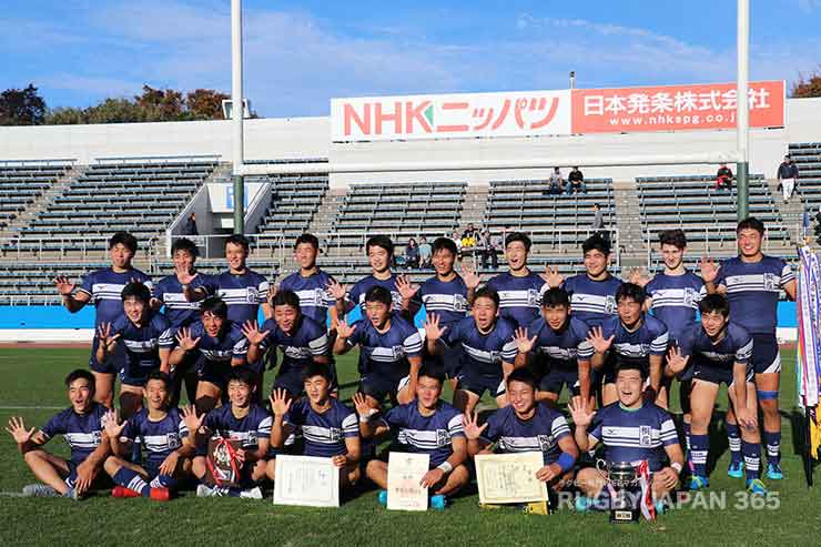 5連覇を達成し「5」とポーズをとった桐蔭学園フィフティーン