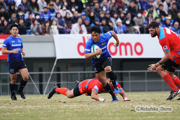 前半32分、パナソニックSO山沢がディフェンスのギャップを突きみごとなトライ