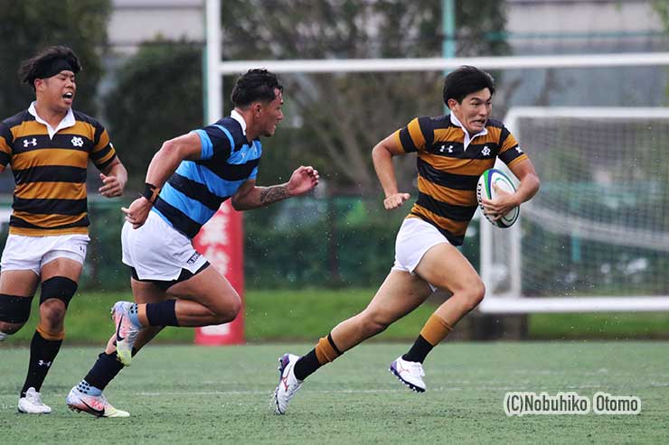 25分、慶大SH山田響が自陣フェアキャッチからタップで速攻、一気に70m独走して日体G前まで入りPK獲得