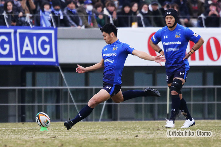 前半3分パナソニックのルーキーWTB竹山が約50mのロングPGを決めて先制