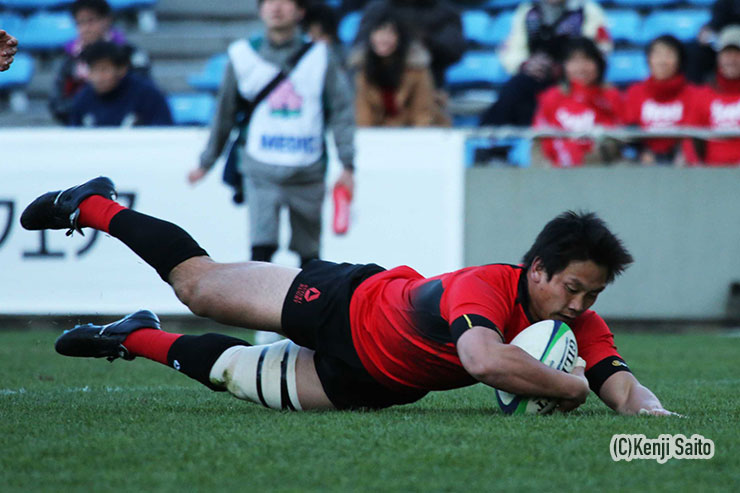 帝京大学在籍時は、同期の中村亮土とともに大学選手権5連覇に貢献した。