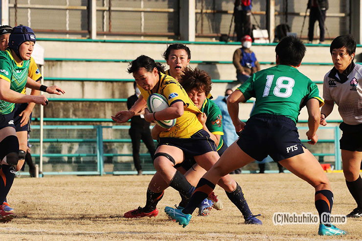 36分、TKMフェニックスはLO三村亜生がタックルを受けながらトライ