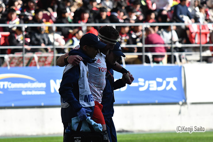 トヨタNO8キアランは前半終了間際のプレーで負傷。前半のみで交替となった。