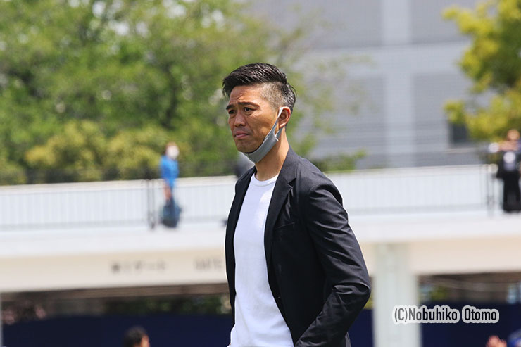 試合前のウォームアップを見詰めるキヤノン沢木監督