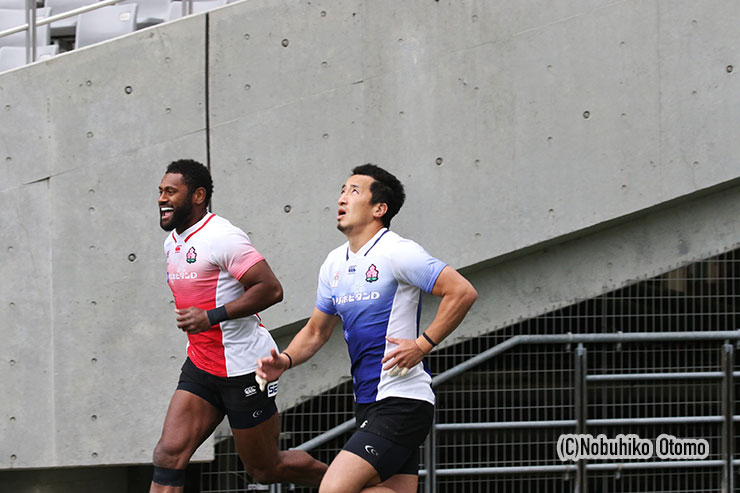 男子は本村直樹とトゥキリロテが先頭に立って入場した