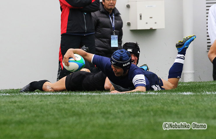 秋濱が右隅にトライ