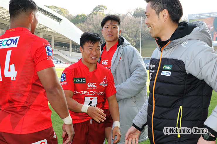 沢木コーチと喜ぶ中野、齋藤、フィフィタの大学生トリオ