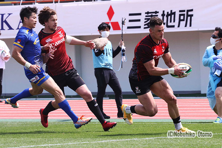 レイドローのタックルをかわし左隅にトライ