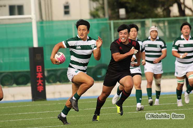 後半22分、こぼれ球を拾った専大FB古里が抜け出すが