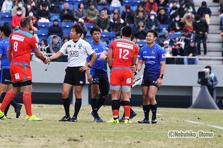 ノーサイド、互いの健闘を讃えあう(右から)福岡、立川、山沢、戸田レフェリー、フェルミューレン