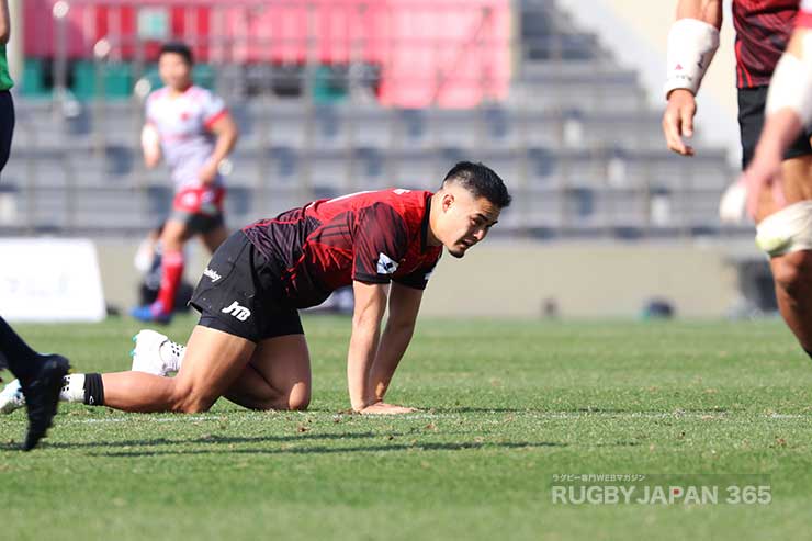 試合開始早々足の痛みから立ち上がれない田村優。その後は足を引きずりながらもプレーを続行