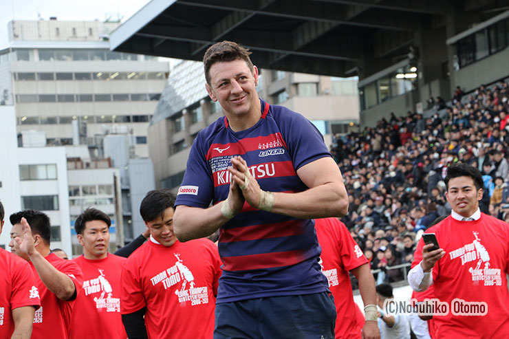 試合後はファンへの感謝をこめて場内を一周