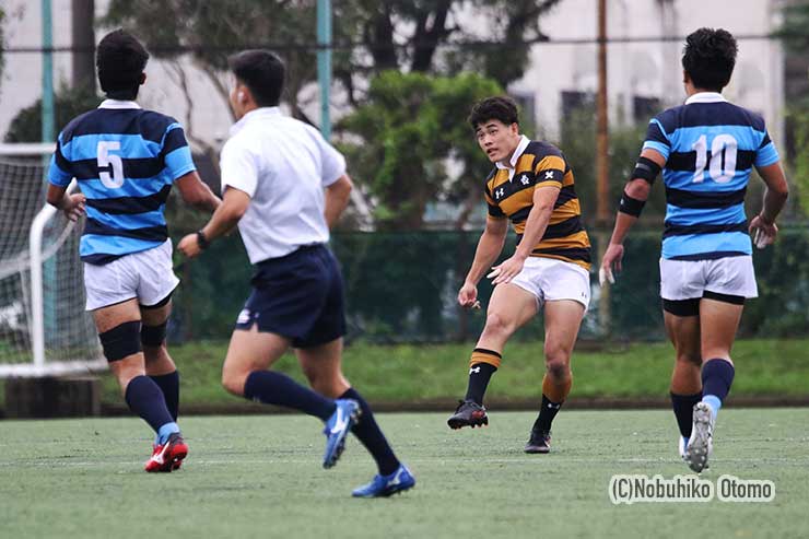 開始4分、慶大FB中楠がDGを狙うが失敗