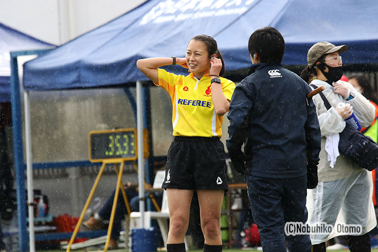 池田韻レフェリーは早大の3年生。ARについたA級レフェリーの高橋真弓さんのサポートを受けながら滑らかにゲームをマネジメントした