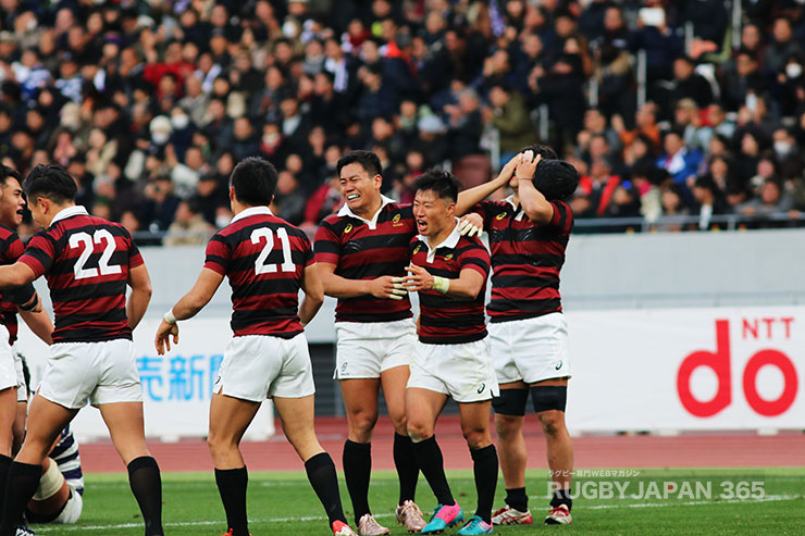 1年生からハーフ団を組んだ岸岡(左)と齊藤(右)。最高学年で日本一という新たな歴史を作った。