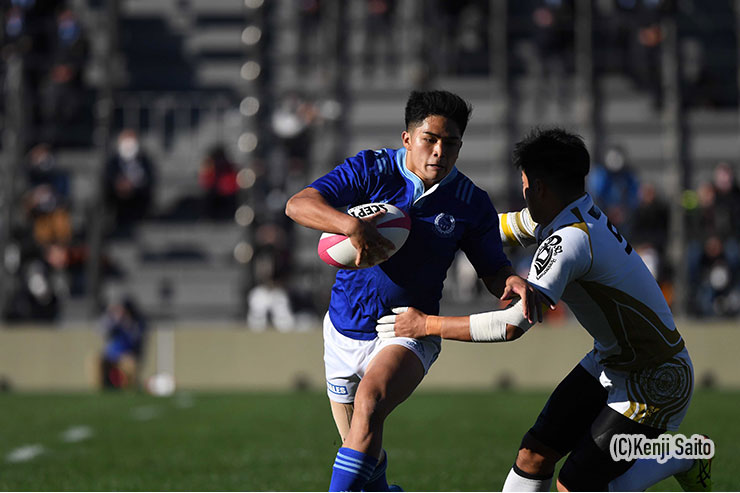 先制トライのように再びSO武藤がタックルを受けながらもオフロードパスでつなぐ