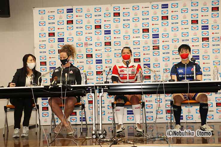試合後の会見は、アクリル板とマスクで入念に感染防止策を採った上で対面式で行われた