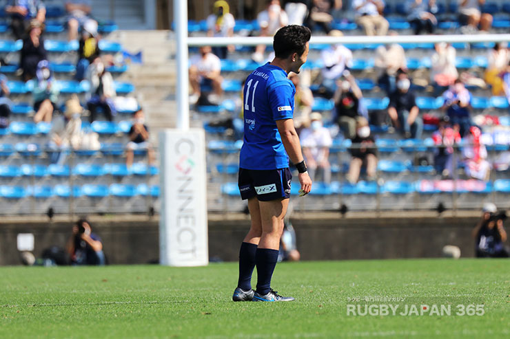 試合終了後、しばらく立ち尽くす福岡