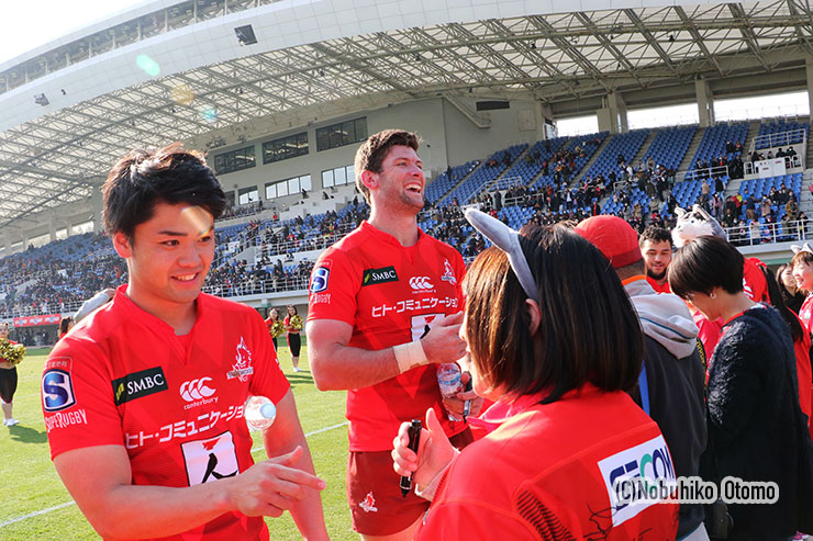 勝利の後のファンとの交流はまた格別